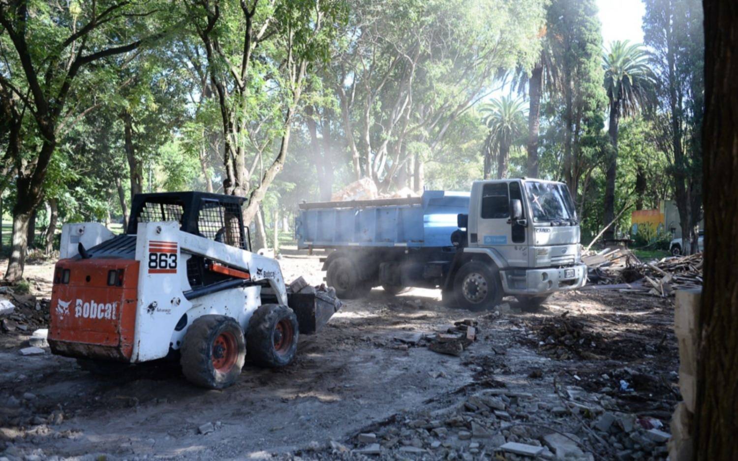 Retroexcavadoras, palas y escombros: así recuperaron un sector abandonado del Parque San Martín