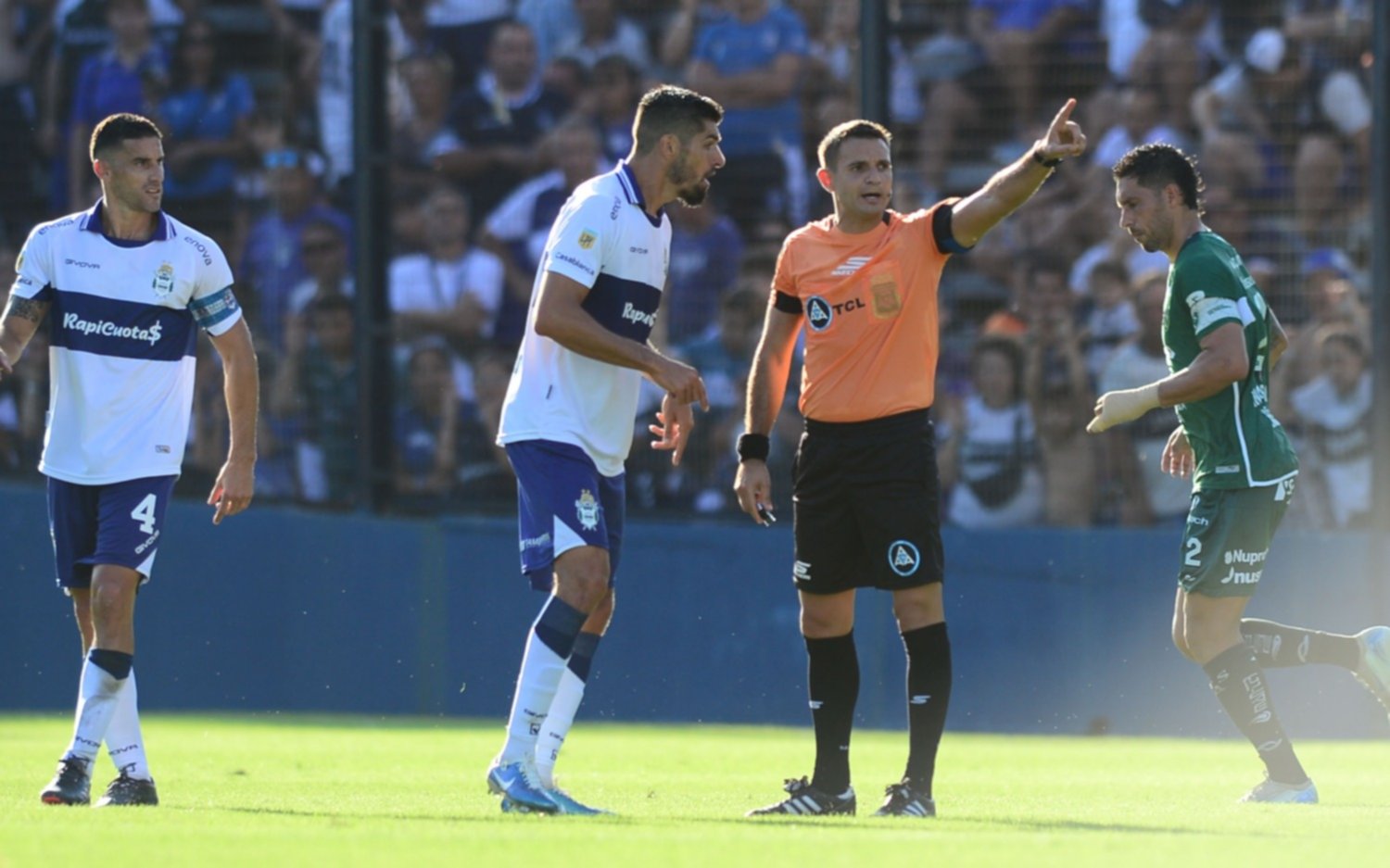 Tras la expulsión, Gastón Suso recibió dos fechas de suspensión y se perderá el clásico