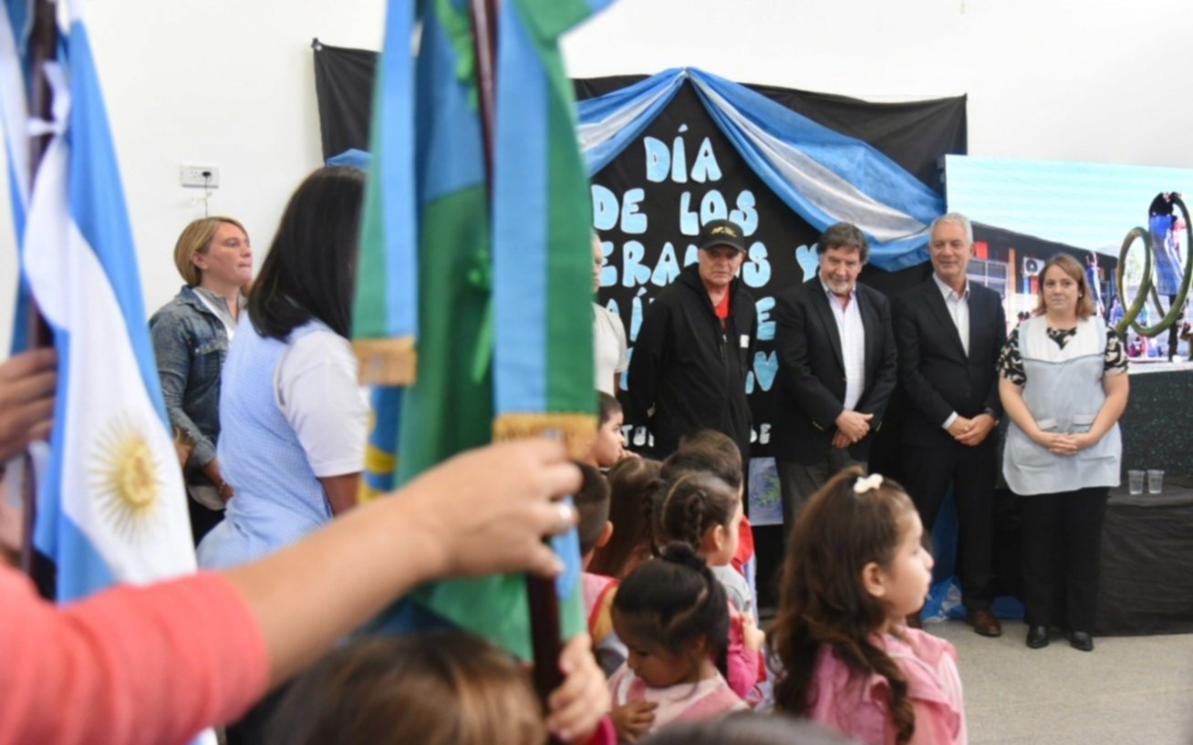 En un jardín de infantes de Olmos, Alak y Sileoni participaron de un homenaje a soldados de Malvinas