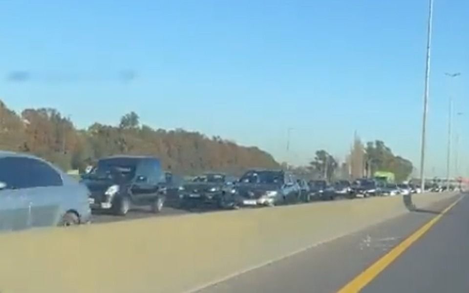Vuelco y demoras de casi 10 kilómetros en la autopista La Plata