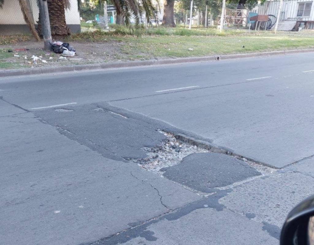 “Si lo agarra alguien en moto se mata”: el reclamo por un pozo en 72 entre 11 y 12