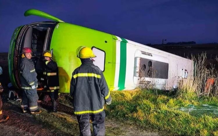 El dramático relato de una pasajera que viajaba a La Plata en el micro que volcó en Lamadrid: "Salí despedida"