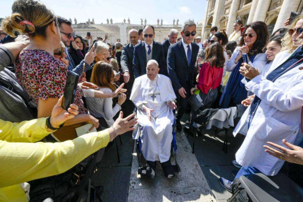 El Papa reapareció en la plaza de San Pedro