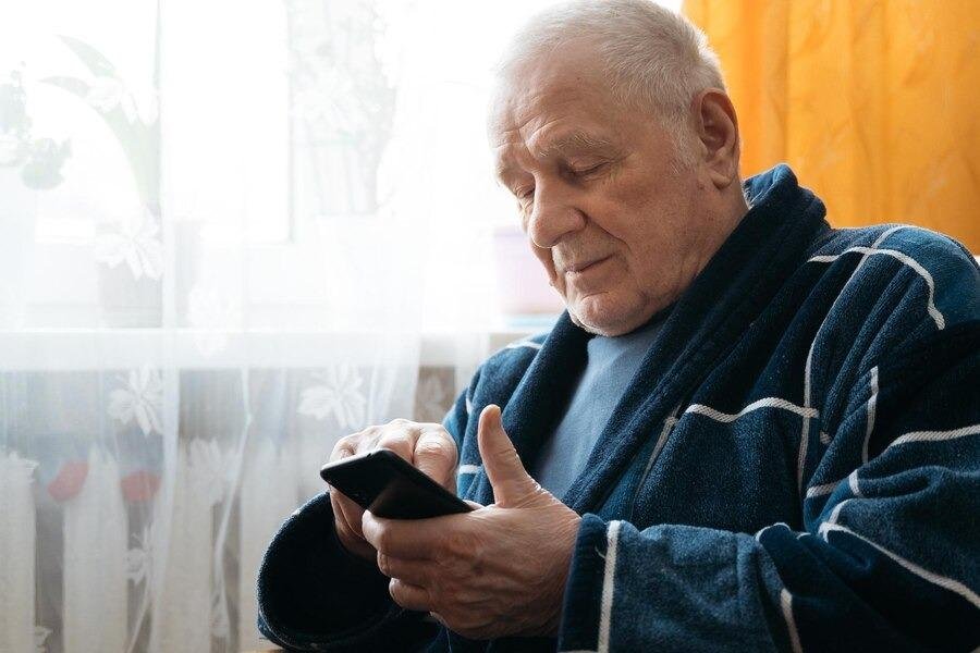 Tecnología que excluye: los adultos mayores y el drama de la digitalización