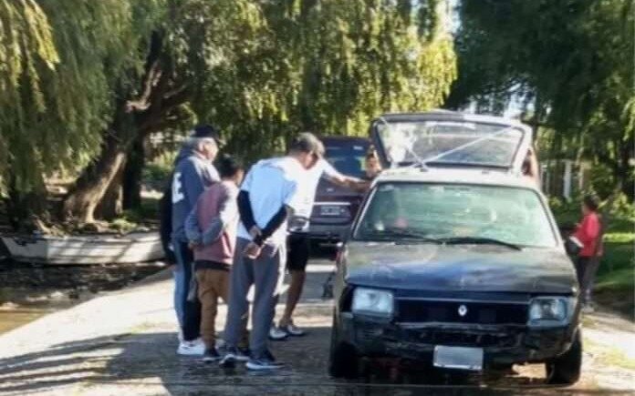 Auto sumergido en el Río de la Plata en la ribera de Bernal