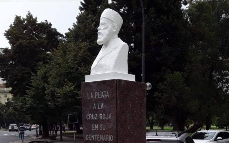 Piden reponer los monumentos y las placas en Plaza San Martín