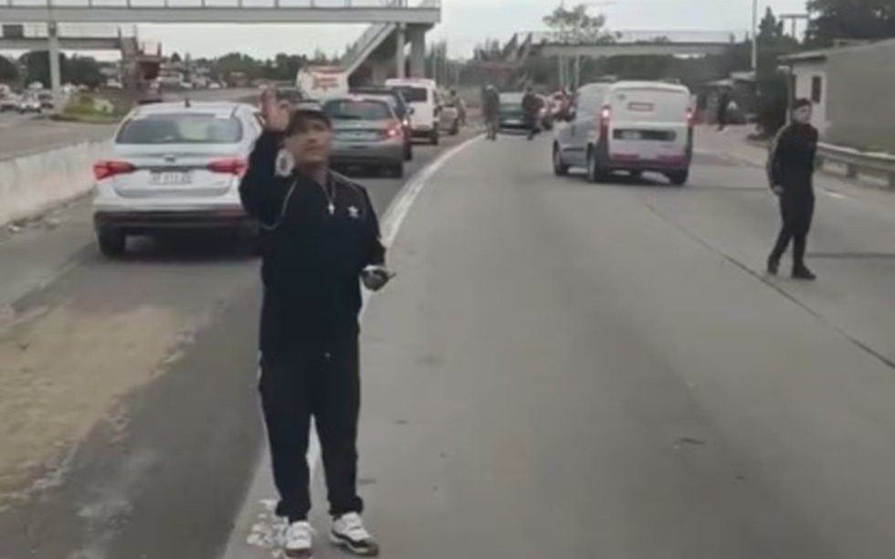 Tensión en Quilmes: cortan el acceso sudeste y exigen "peaje" a conductores