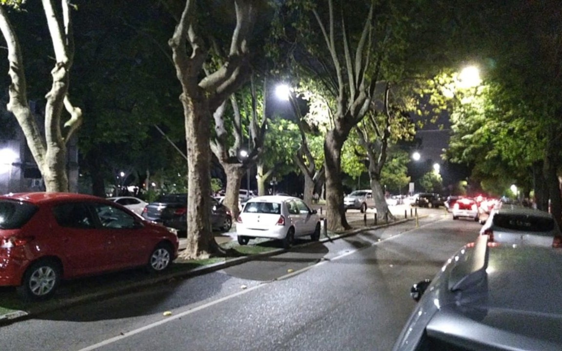 Estaciona donde quieras: la rambla a metros del Ministerio de Seguridad, copada por los autos