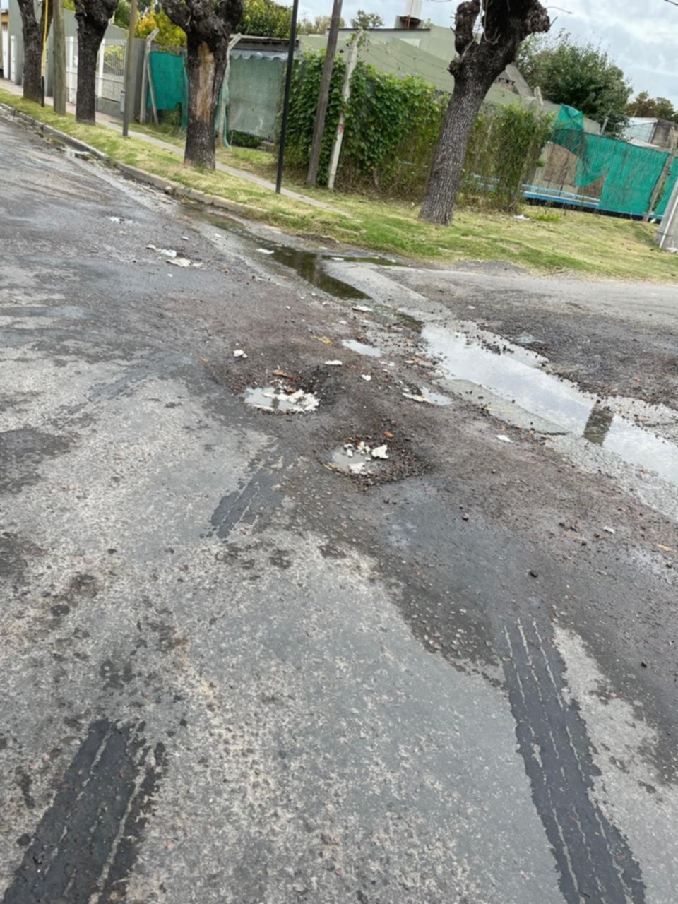 Vecinos de Gorina denuncian que una calle está rota “hace años”