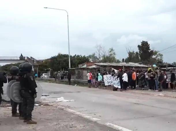 Violencia sin filtro: un adolescente quiso apuñalar a un policía en vivo