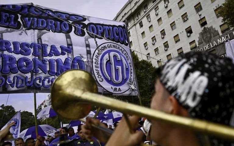 La CGT se moviliza al Congreso en medio un fuerte operativo policial