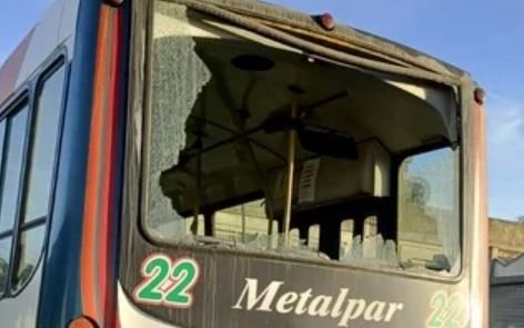 Así repercute el paro general de la CGT en el interior de la Provincia: tensión en Bahía Blanca por el destrozo de micros