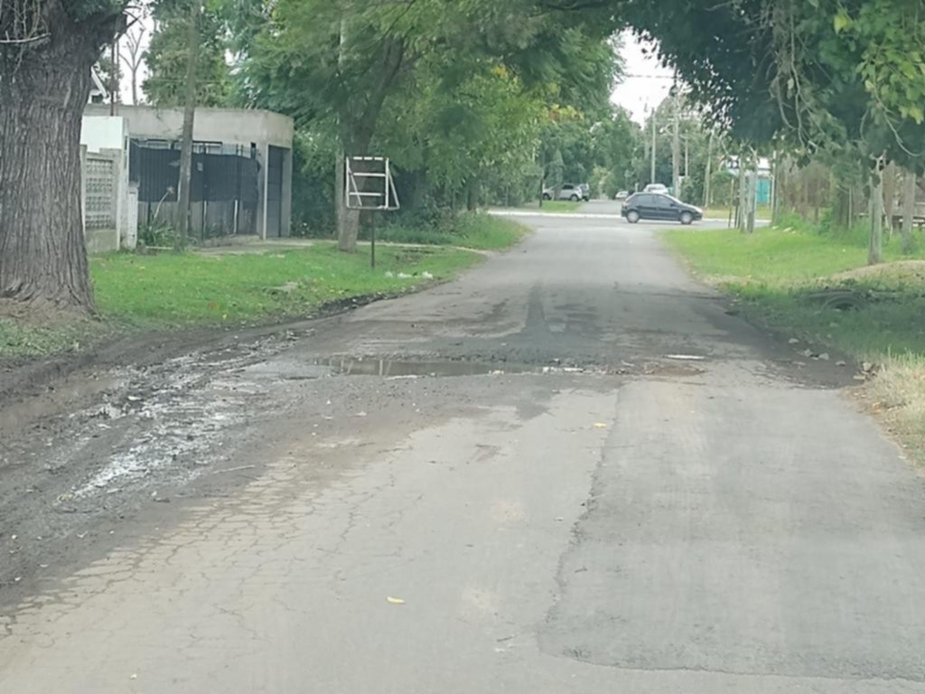 Los vecinos en Villa Elisa se quejan por una calle que está “dinamitada”