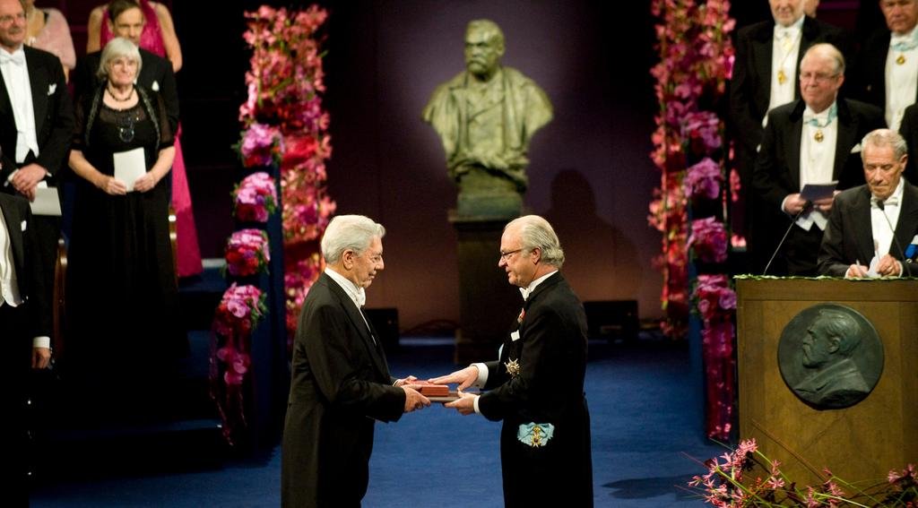 Adiós a Vargas Llosa: un gigante de la literatura hispana, ganador de un premio Nobel