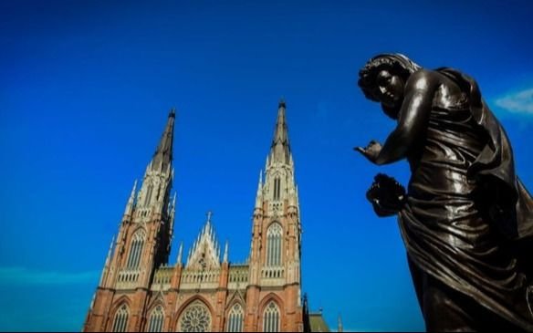 Misterios, leyendas y milagros en La Plata: uno por uno, los recorridos guiados especiales por Semana Santa