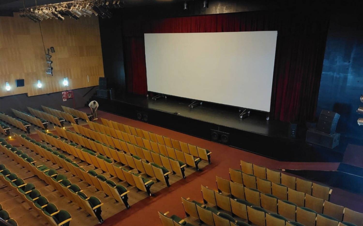 Teatro Municipal  con programación de películas y obras