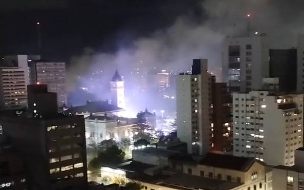 Preocupantes columnas de humo por un incendio en el centro de La Plata