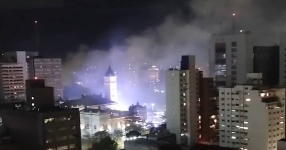 Preocupantes columnas de humo por un incendio en el centro de La Plata ...