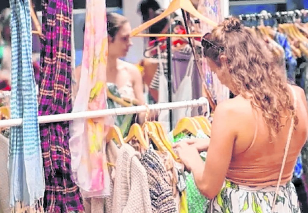 Renovar la ropa: en Argentina sale el doble que en la región
