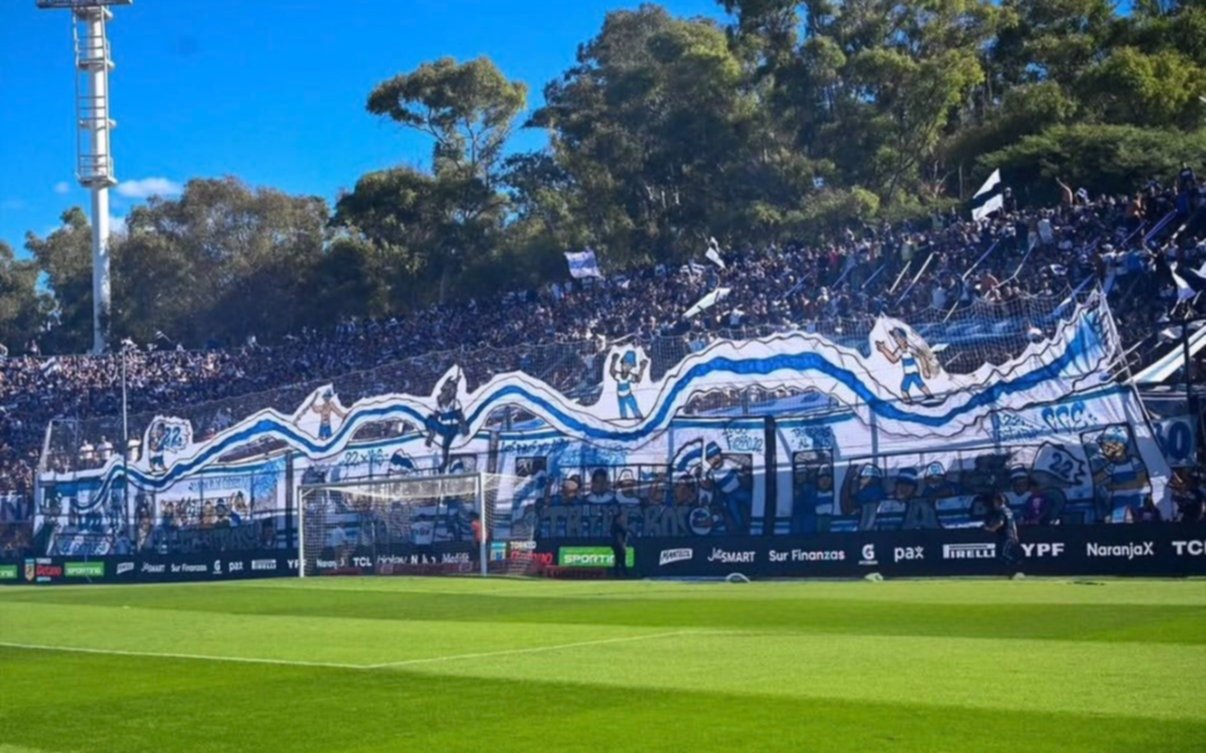 Un mimo a la historia: Gimnasia y sus banderas homenajeando al Expreso del '33 y al Lobo del '62