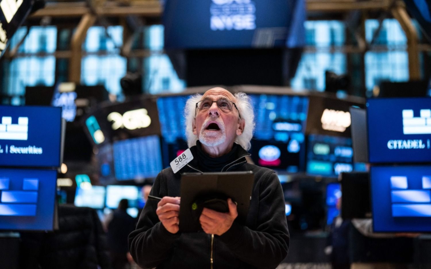 Sin cepo cambiario: baja el Riesgo País y cae la Bolsa porteña