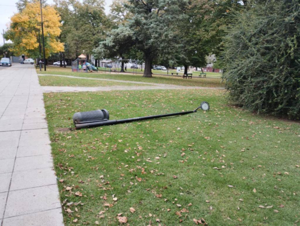 Susto en plaza Sarmiento al caer una luminaria con cesto de basura incluido