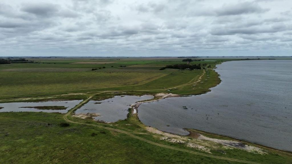 Una laguna en Pila quedó cerrada y temen inundaciones