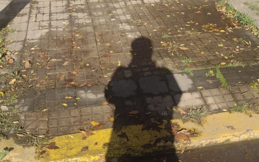 Una pérdida de agua desde enero en Tolosa: "Se me hunde el auto en la vereda"