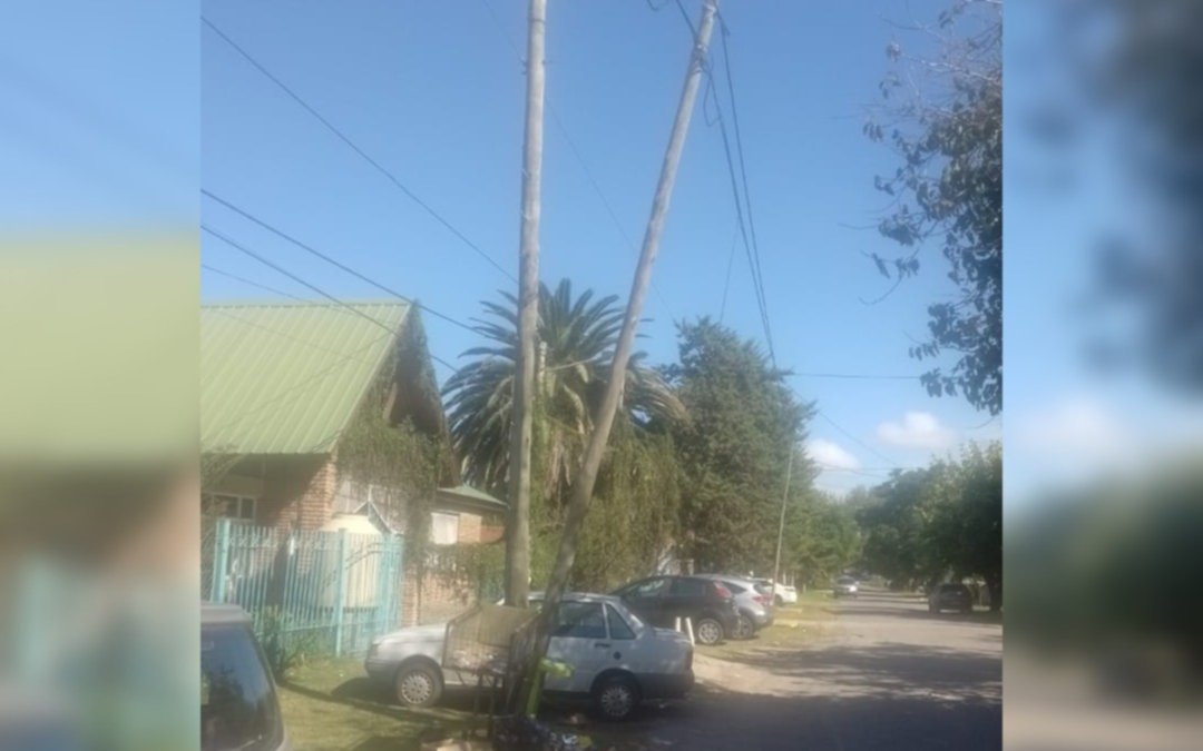 Poste a punto de caerse a metros de una escuela en en Gonnet