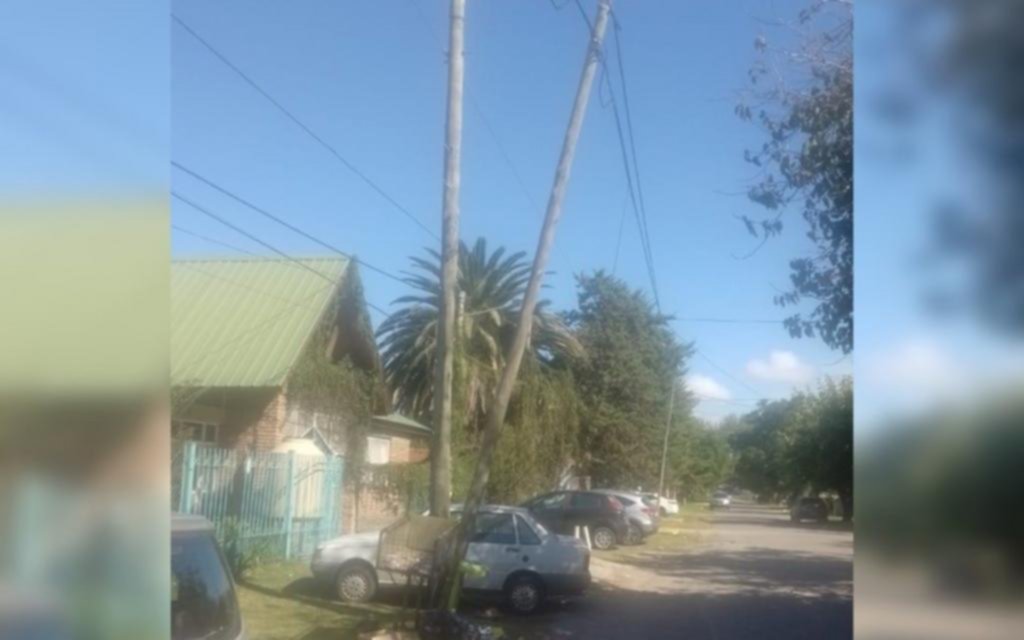 Alertan en Gonnet por un poste a punto de caer en 10 y 505