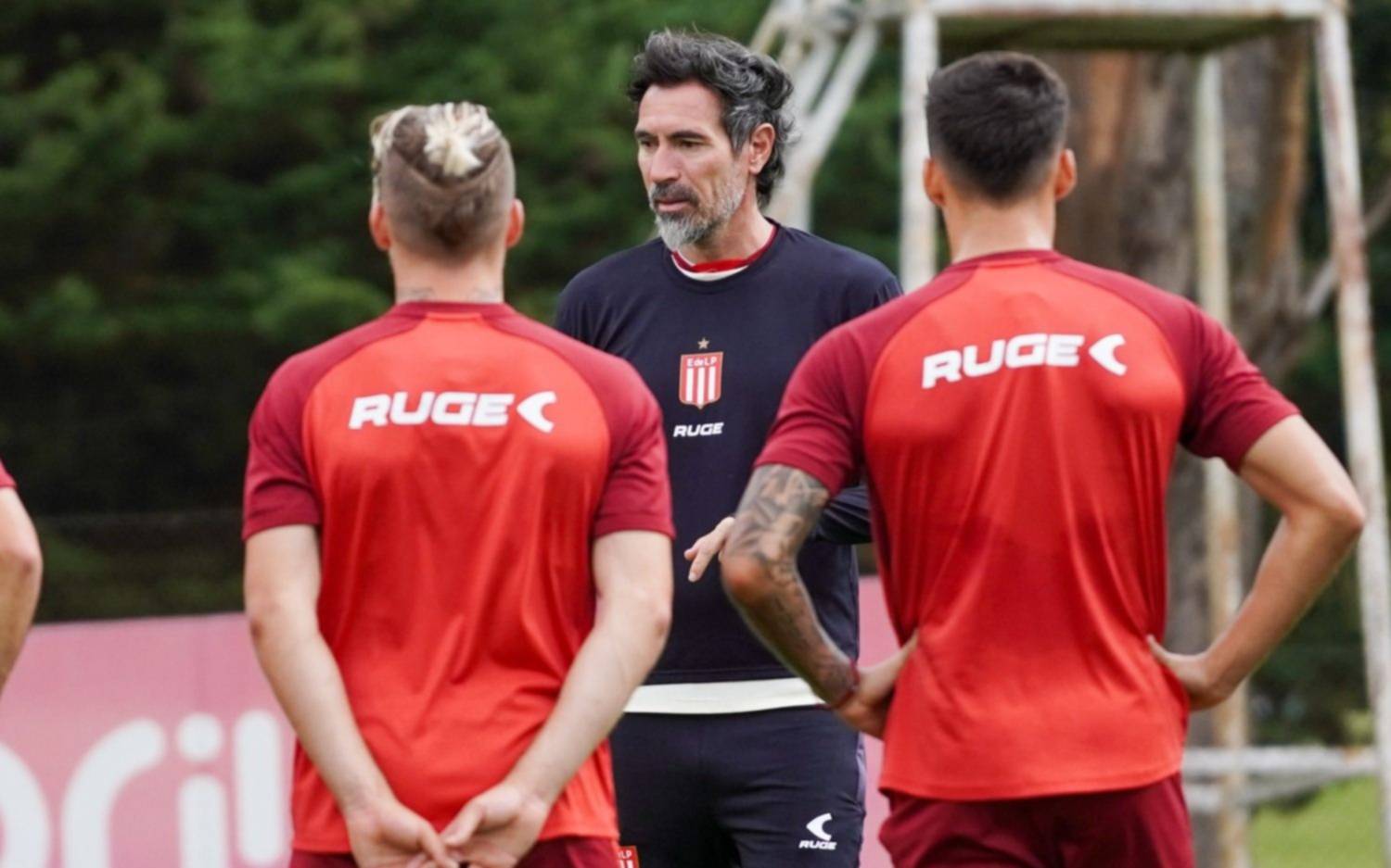Estudiantes entrenó y ultima detalles para visitar a Boca: cambio de esquema y de nombres