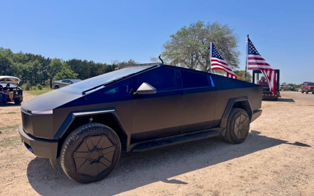 El Cybertruck Rodeo reunió a fanáticos de Tesla en Texas, en medio de críticas por Elon Musk
