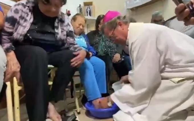 Fuerte mensaje de la Iglesia en Jueves Santo: lavó pies de jubilados
