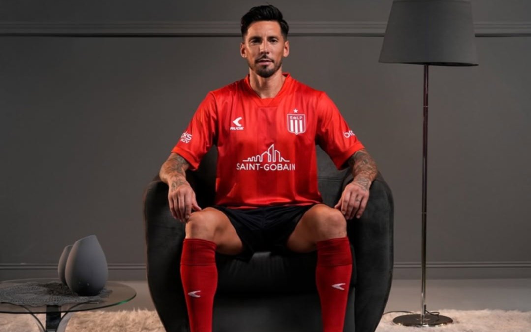 Estudiantes presentó su tercera camiseta de color roja, con bastones y un detalle especial