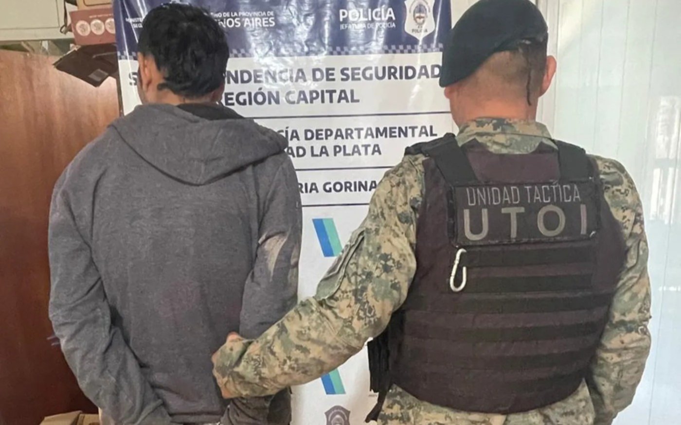 En La Plata, mientras atrapaban a un prófugo de la Justicia, un policía fue mordido por un perro 