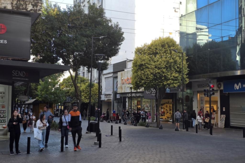 Pocas ventas, menos días: los feriados desafían al comercio