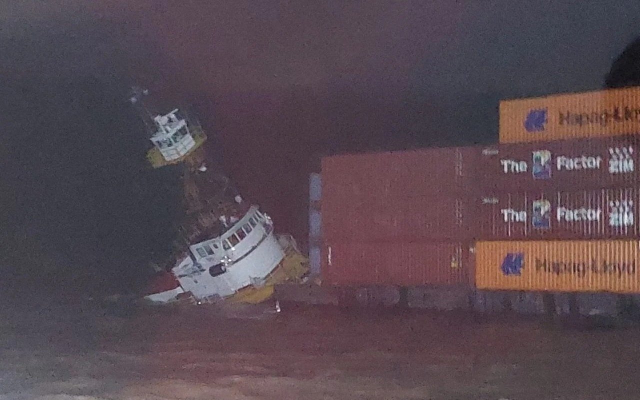Milagro en el Río cerca de La Plata: un barco se hundió y rescataron a nueve tripulantes 