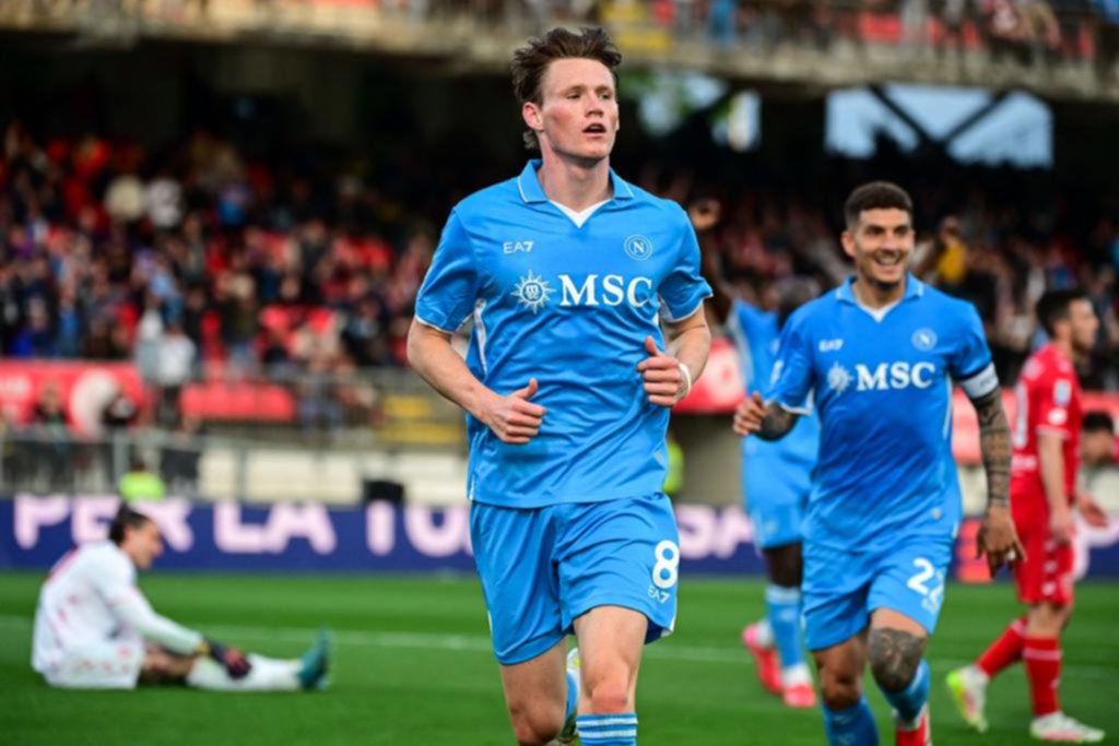 Nápoli le ganó a Monza y es líder junto a Inter
