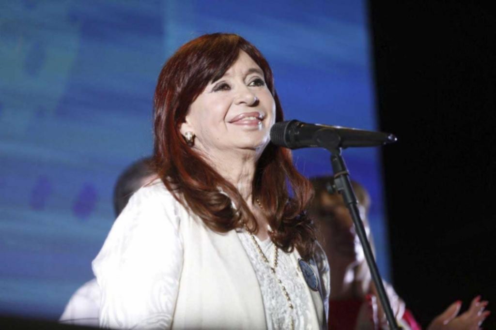 Cristina abre el paraguas y habla de proscripción