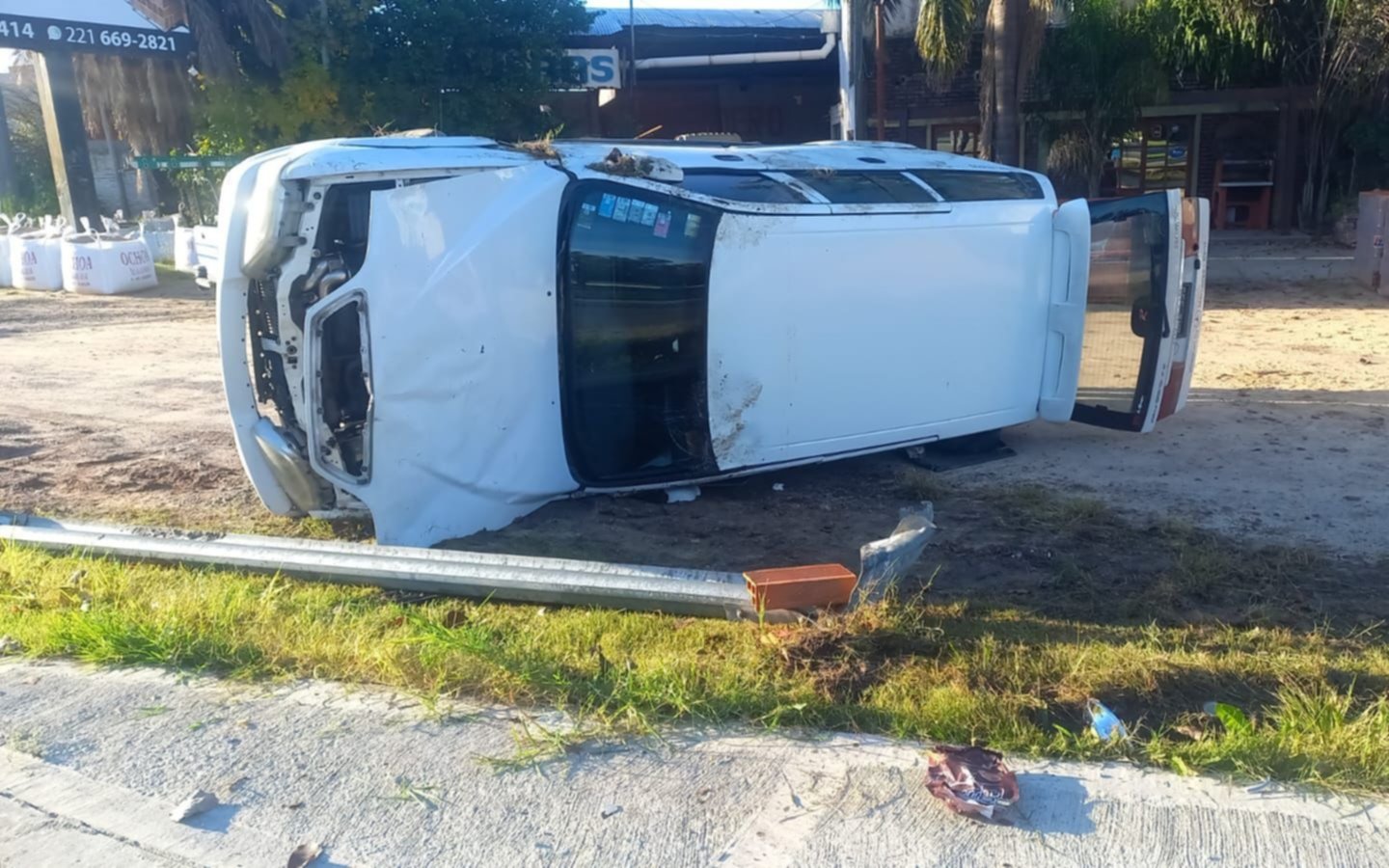 Impactante vuelco en Berisso: el conductor se salvó de milagro