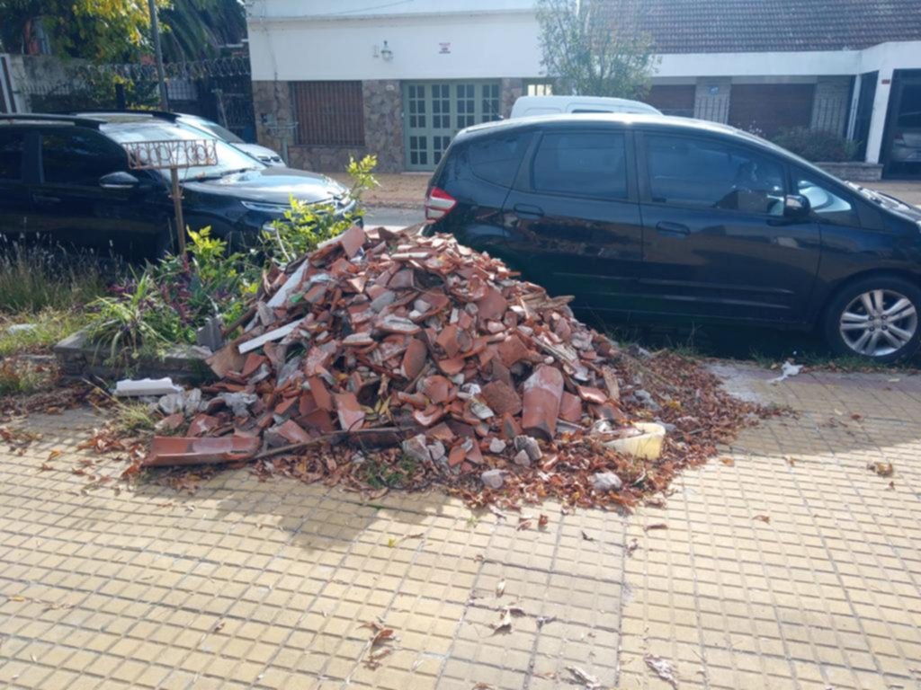 Una “montaña” de escombros que provocó la caída de un peatón