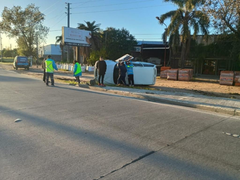Vuelco y milagro en la rotonda Favaloro de Berisso: un herido