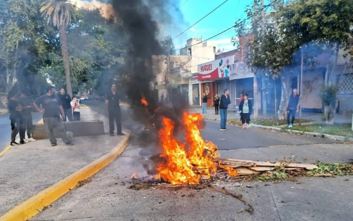 Don Bosco: Vecinos se manifestaron por prolongado corte de Luz  