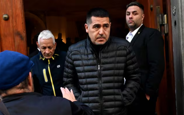 El último adiós a Hugo "El loco" Gatti: las figuras que lo fueron a despedir al velorio