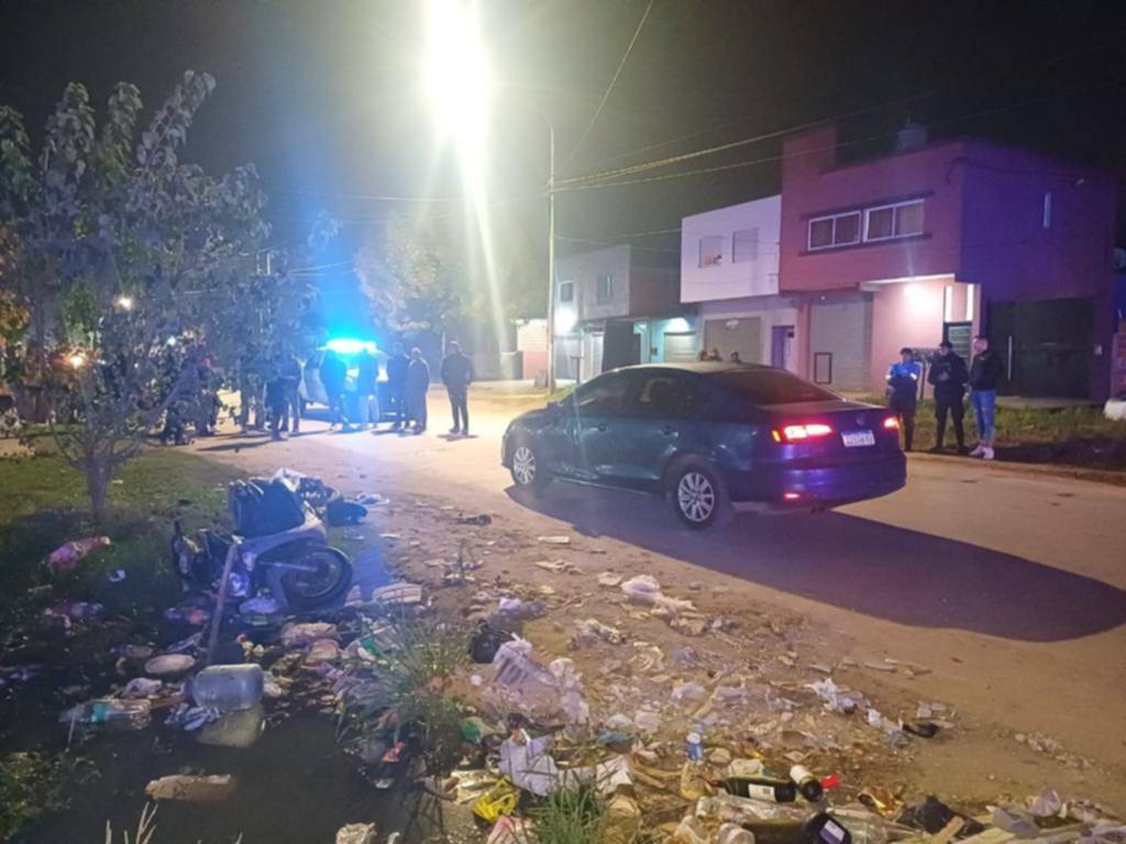 Choque fatal entre una moto y un auto del Ministerio de Seguridad