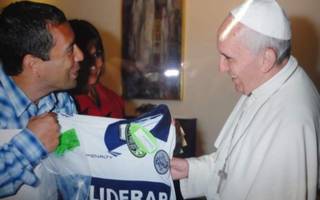 Una pareja platense y su vínculo "familiar" con Bergoglio: les dio trabajo, una casa y le abrió su corazón