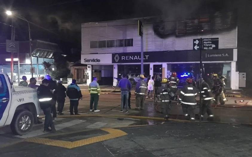 Alarma en el centro de Quilmes: Intenso incendio en agencia de autos movilizó a bomberos