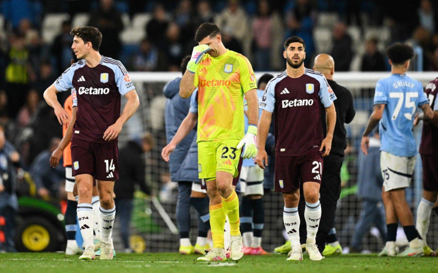 Manchester City venció a Aston Villa 2 a 1 y se acerca a los puestos de Champions
