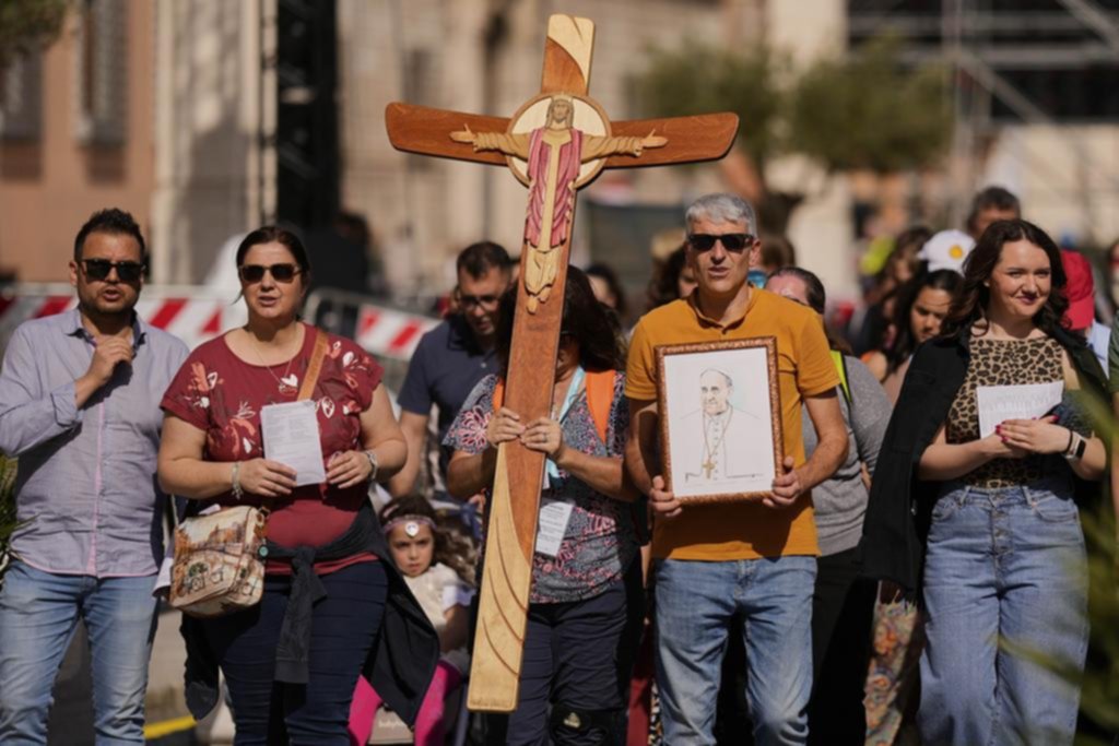 Multitudes se reúnen en la Plaza de San Pedro, con velas, flores e imágenes