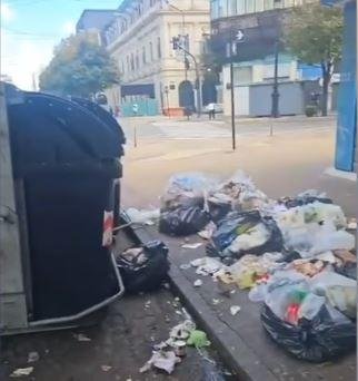 Basura frente a un mercado gastronómico
